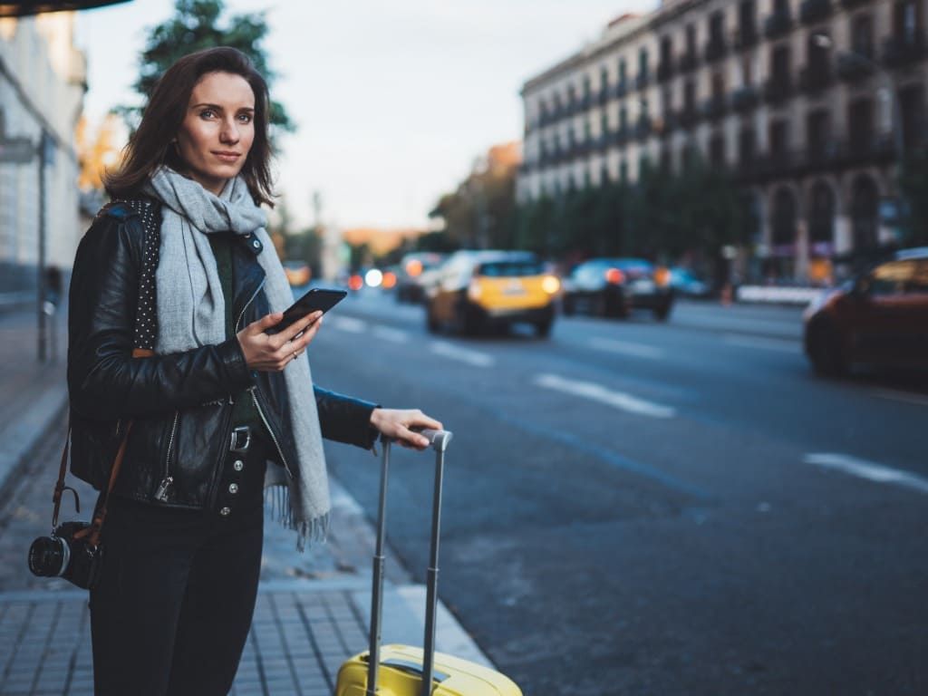 señora espera taxi 